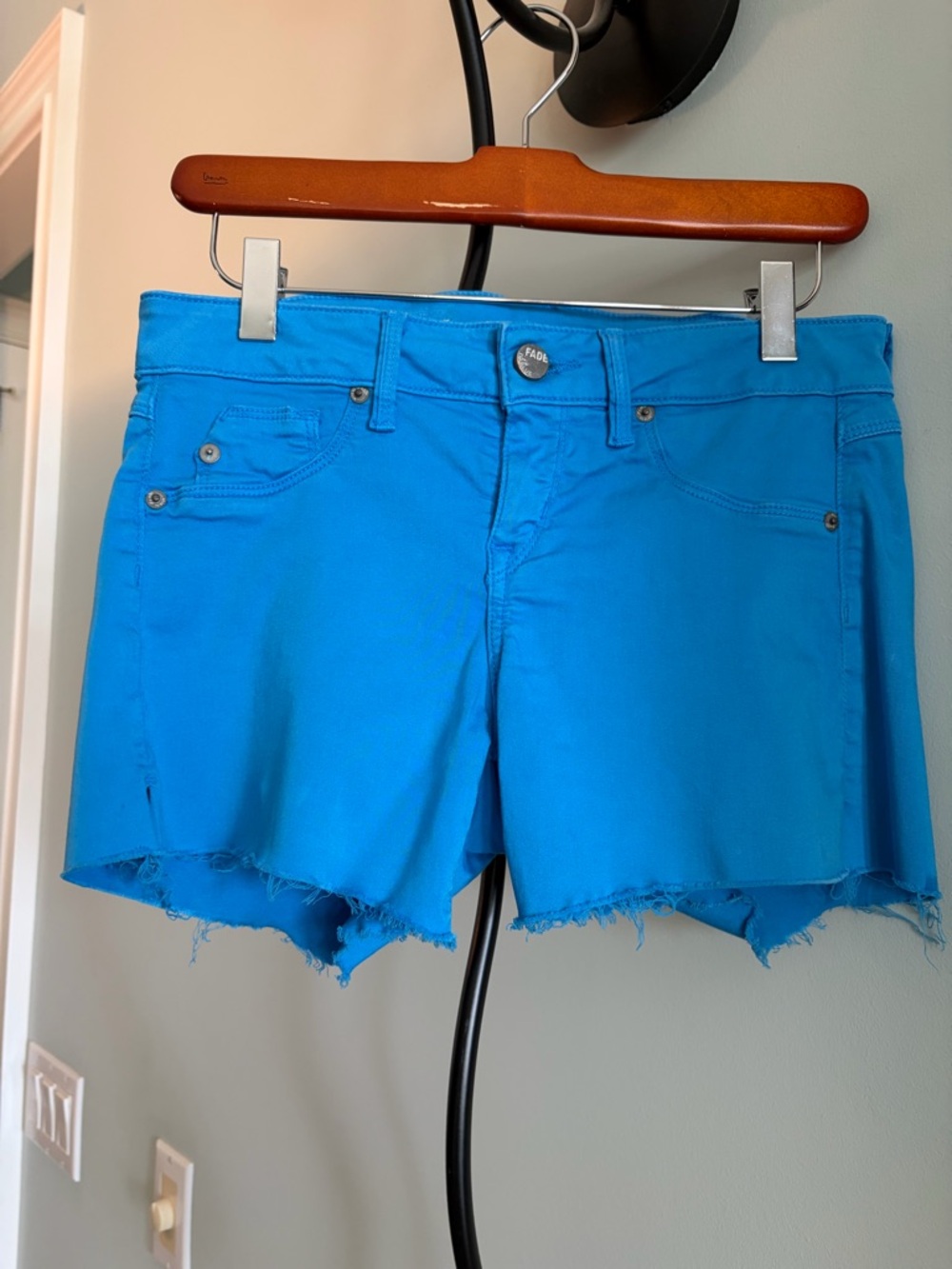 FADE TO BLUE
CUT-OFF SHORTS